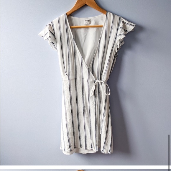 Aritzia • Sunday Best Sunday White and Navy Blue Pinstripe Wrap Dress • Size 0 - Picture 6 of 6